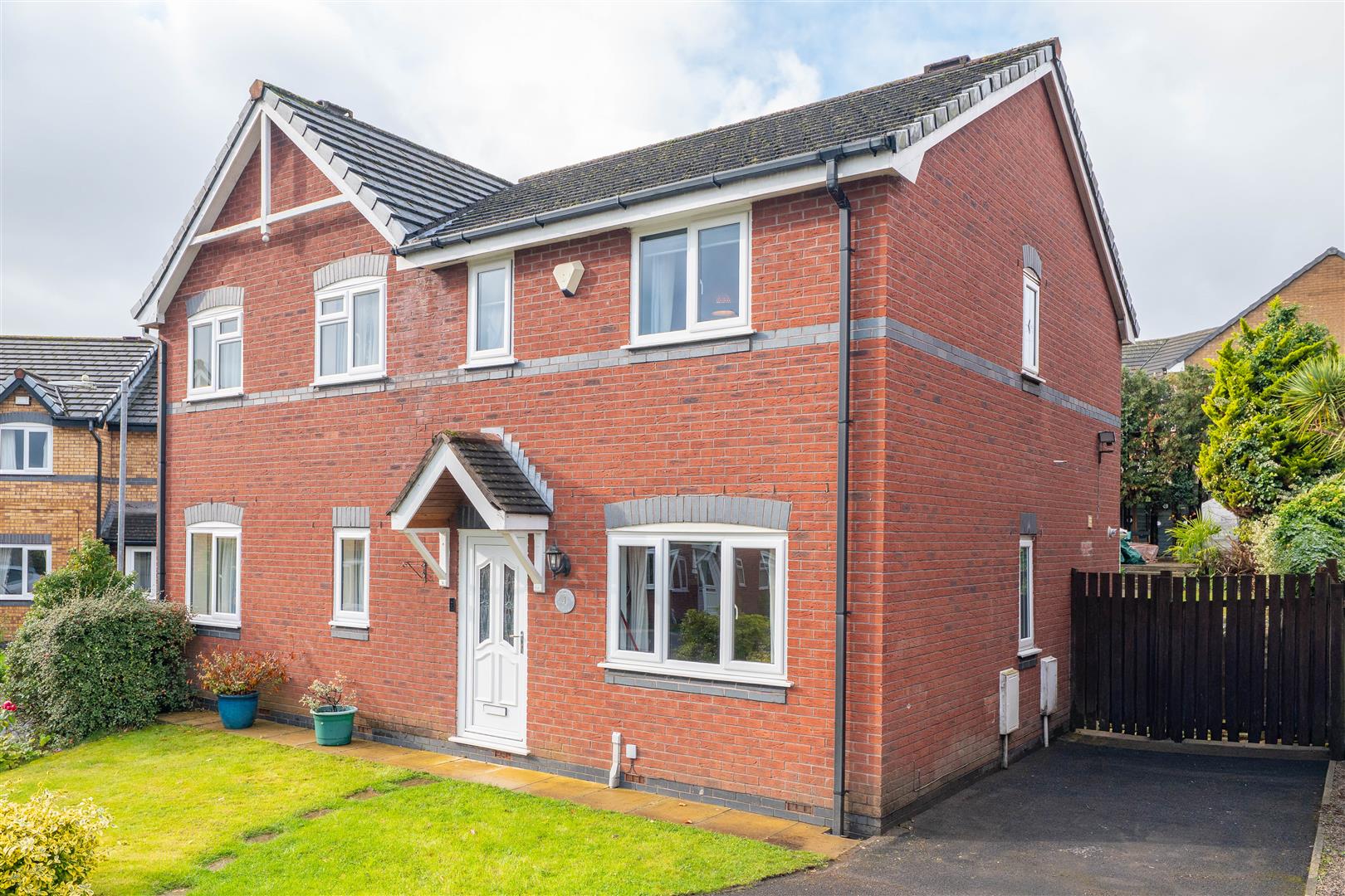 3 bed property in Whiteoak View, Bolton